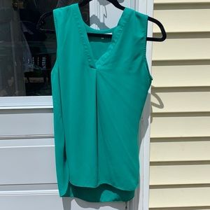 Violet & Claire green v-neck woven top